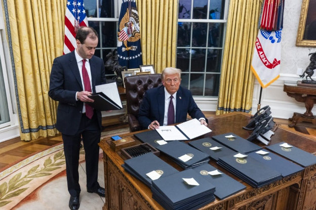 Đồng đô la Mỹ phục hồi mạnh mẽ, nhưng Trump vẫn muốn áp thuế lên tới 25% đối với Canada và Mexico